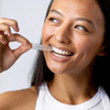 Kvinna med applicering av PAP+ tandblekningsremsor från Diamond Smile