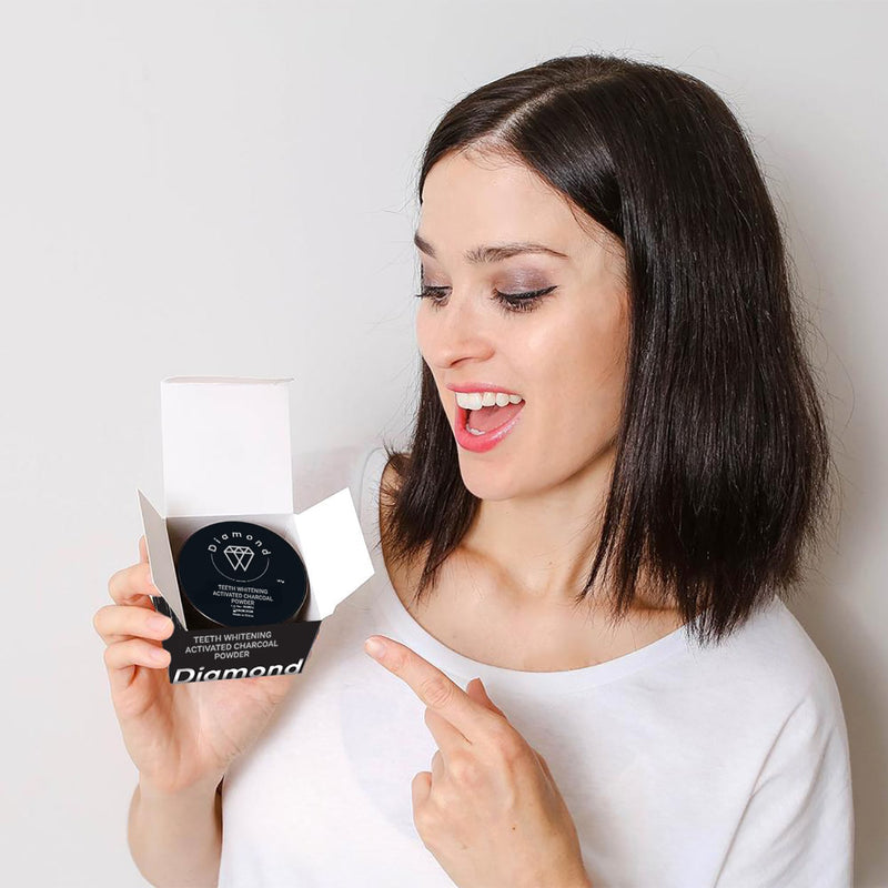 Kvinna med Diamond Smile tandblekning aktivt kolpulver Coco Powder
