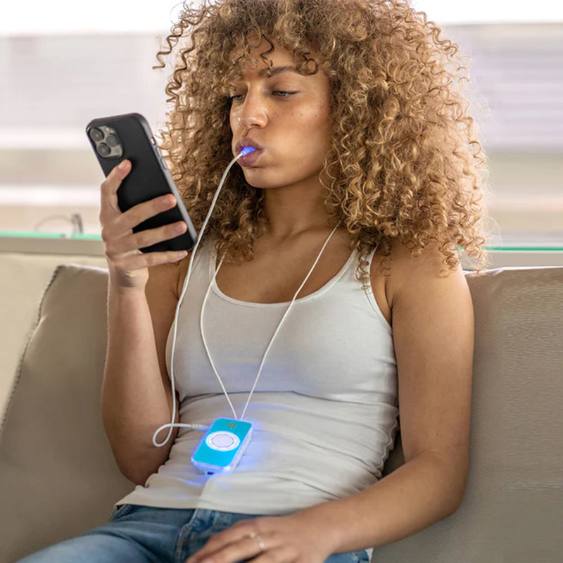 Kvinna med Phone PAP+ tandblekningsset från Diamond Smile