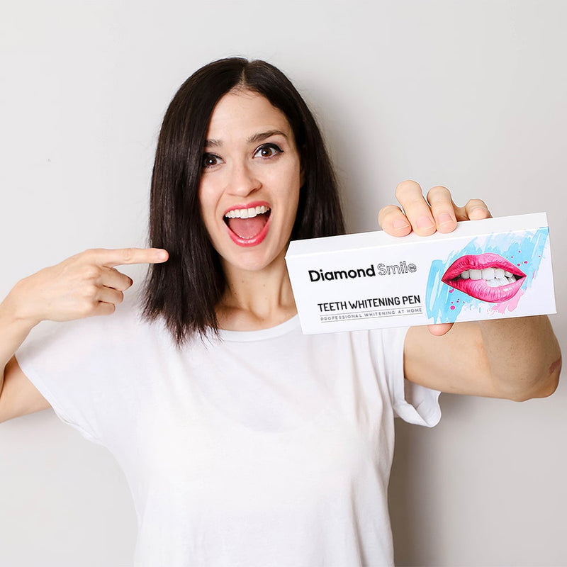 Kvinna med Diamond Smile tandblekningspenna - Tandblekningspenna