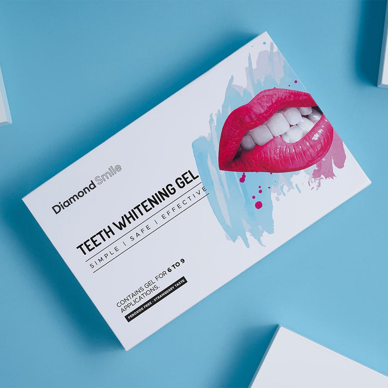 En Diamond Smile tandblekningsgel för blekning av tänder hemma, förpackad mot en vit bakgrund