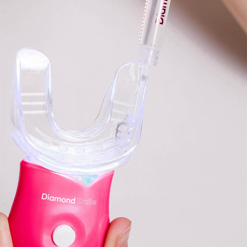 Tandblekningsgel fylls i ett tandblekningsmunstycke med en tandblekningsgel-spruta