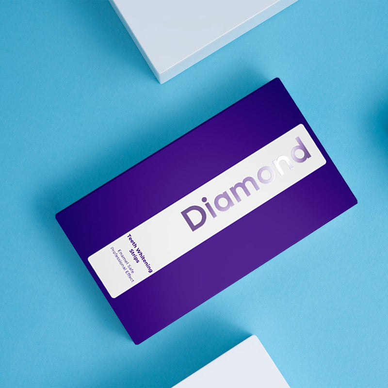 Förpackning med tandblekningsremsor för hemblekning med rosa bakgrund