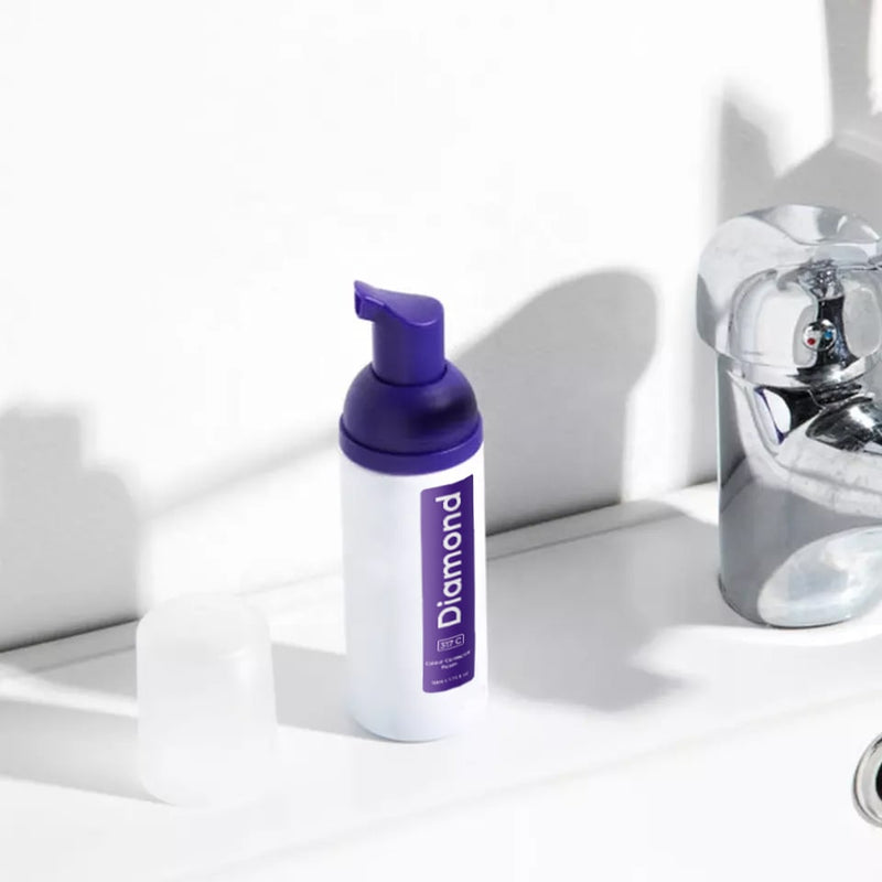 Diamond Smile lila tandblekningsfärgkorrigeringsskum mot en vit bakgrund i badrummet